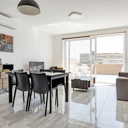 F12 Room 1, Private Room Two Single Beds Shared Bathroom In Shared Flat Msida Exterior photo