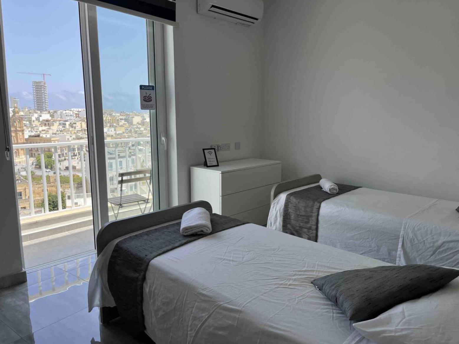 F12 Room 1, Private Room Two Single Beds Shared Bathroom In Shared Flat Msida Exterior photo
