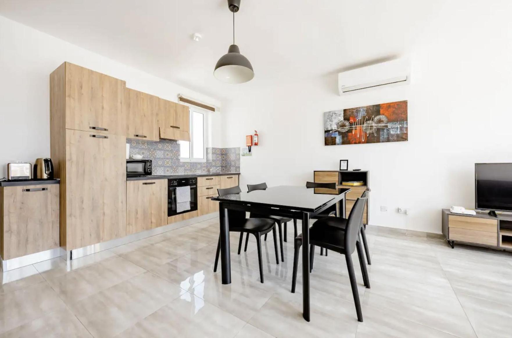 F12 Room 1, Private Room Two Single Beds Shared Bathroom In Shared Flat Msida Exterior photo